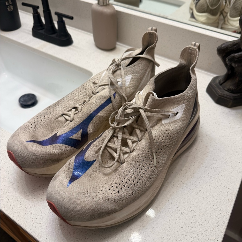 Mizuno Men’s Athletic Shoes in Beige with Blue Logo